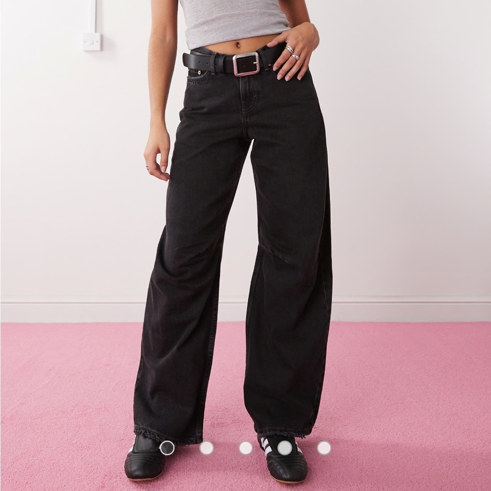 Women’s Weekday Oblique v shaped low waist barrel leg jeans - Picture 6 of 7